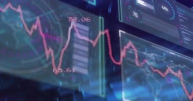 Okulda, çocuk tablette animasyon ile finansal veri tablolarını öğreniyor. Eğitim, teknoloji, yatırım, istatistik, yenilik, öğretim