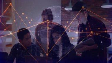 Veri ağı animasyonu eşleşmesi ile proje üzerinde çalışan çeşitli takım. İşbirliği, takım çalışması, teknoloji, yenilik, dijital, bağlantı