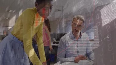 İş ekibi, veri işleme animasyon örtüsüyle iş birliği yapıyor. İşbirliği, takım çalışması, teknoloji, yenilik, veri analizi, dijital