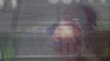 Okulda akıllı telefonu tutmak, ikili kodlu animasyonu izleyen kişi. Teknoloji, dijital, eğitim, yenilik, kodlama, veri