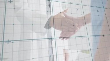 Şebeke ve veri göstergeleriyle örtüşen iki kişi arasındaki tokalaşma. İş, ortaklık, işbirliği, takım çalışması, teknoloji, dijital