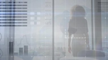 Dijital tablolara ve grafiklere bakıyorum. Animasyonda şehir manzarası geçmişi olan bir iş kadını. teknoloji, analitik, finans, fütüristik, veri, analiz