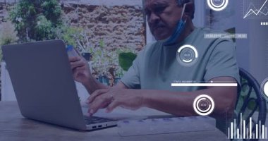 Laptop kullanarak, dışarıdaki animasyon grafikleriyle veri analiz eden adam. Teknoloji, analitik, iş, dijital, yenilik, iletişim