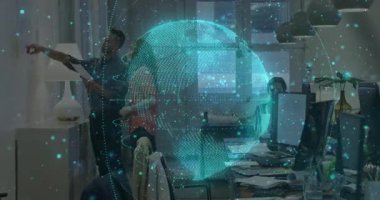 Modern ofis ortamında çalışan insanlar üzerinde dijital küresel animasyon. Teknoloji, takım çalışması, yenilik, küreselleşme, işbirliği, çalışma alanı