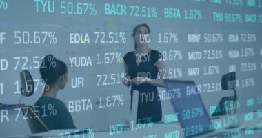 Borsa veri animasyonuyla yapılan iş toplantısı çeşitli takım tartışmalarını kapsıyor. Takım çalışması, finans, işbirliği, analitik, beyin fırtınası, işbirliği