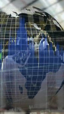 Arka plandaki depoda dünya ile istatistik işleme animasyonu. küresel nakliye, iş ve veri işleme kavramı dijital olarak oluşturulmuş video.