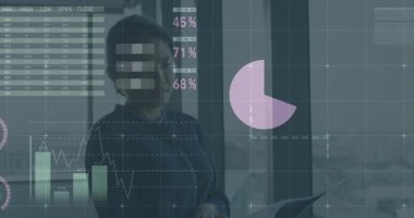 Şeffaf ekranda veri tabloları analiz ediliyor. İşletme profesyoneli ofise odaklanıyor. Teknoloji, yenilik, fütüristik, analitik, kurumsal, dijital