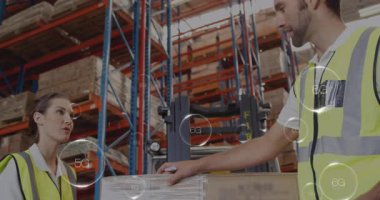 Depo çalışanları 5G ve 6G teknolojili animasyonlarla lojistiği tartışıyor. yenilik, arz zinciri, iletişim, takım çalışması, bağlantı, yönetim