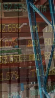 Boş depo üzerinden finansal veri işleme ve borsa animasyonları. küresel sevkiyat, dağıtım ve bağlantılar konsepti dijital olarak oluşturulmuş video.