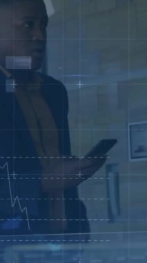 Akıllı telefon kullanan Afro-Amerikan iş adamının finansal verilerinin ve grafiklerinin animasyonu. küresel iş, finans, ekonomi ve teknoloji konsepti dijital olarak oluşturulmuş video.