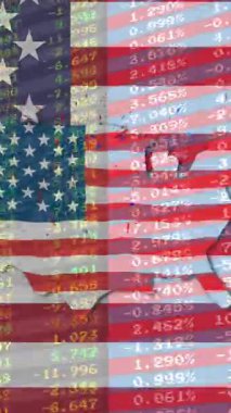 Amerika Birleşik Devletleri bayrakları üzerinde finansal veri işleme animasyonu. Amerikan vatanseverliği, bağımsızlık ve iş konsepti dijital olarak üretilen video,