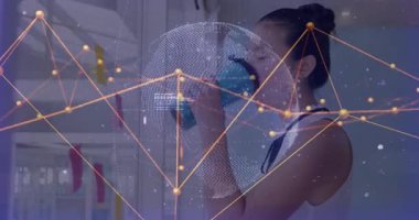 Dijital ağlı su içen kadın ve veri işleme animasyon örtüsü. Teknoloji, yenilik, hidrasyon, fütüristik, sanal, analiz