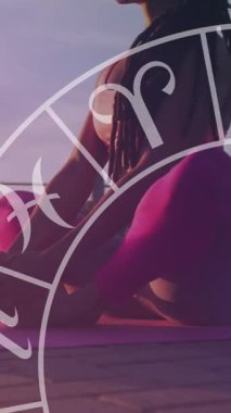 Gezinti güvertesinde meditasyon yapan melez bir kadının yıldız falı animasyonu. sağlık ve zindelik kavramı dijital olarak oluşturulmuş video.