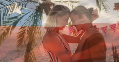 Şili bayrağı örtülü ve arka plan animasyonunda palmiye ağaçlarıyla kucaklaşan çift. Vatanseverlik, aşk, tropik, kutlama, romantizm, tatil