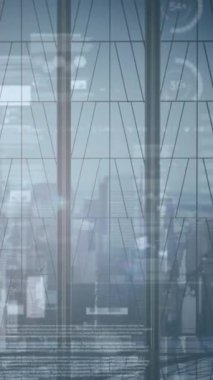 Yürüyen iş adamları üzerinde finansal veri işleme animasyonu. küresel iş, finans ve dijital arayüz kavramı dijital olarak oluşturulmuş video.