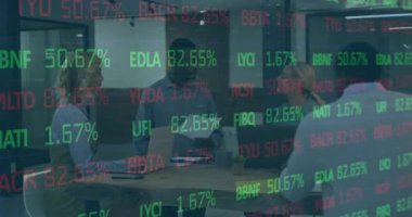 Modern ofisteki iş görüşmelerinde borsa verilerinin animasyonu. Finans, analitik, büyüme, şirket, dijital, yatırım