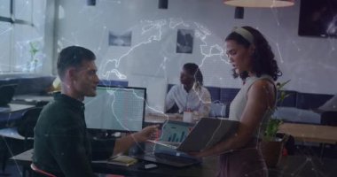 Çeşitli meslektaşlar modern ofiste dünya haritası animasyonu ile verileri tartışıyor. İş, takım çalışması, işbirliği, beyin fırtınası, küresel, teknoloji