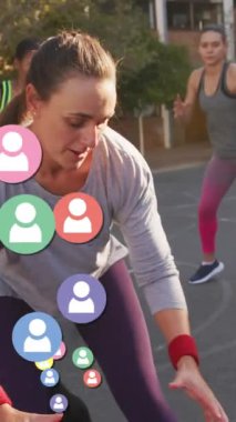 Çeşitli basketbol oyuncuları üzerinde sosyal medya simgelerinin canlandırılması. küresel sosyal medya, dijital arayüz ve dijital olarak oluşturulan öğrenme konsepti.