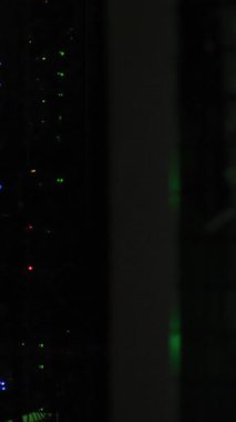 Sunucu odasında veri işleme animasyonu. küresel teknoloji ve dijital arayüz kavramı dijital olarak oluşturulmuş video.