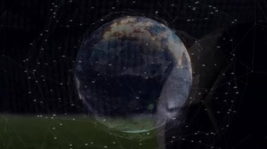 Futbolcu, Dünya animasyonu ile topa vuruyor. Gece kale ağı üzerinden. Futbol, gezegen, spor, gece oyunu, yarışma, atlet