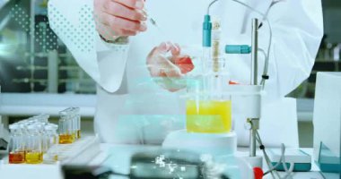 Deney yapıyor, bilim adamı dijital animasyon kaplamalı laboratuvar ekipmanları kullanıyor. Araştırma, yenilik, teknoloji, fütürist, analiz, keşif