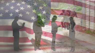 Amerikan bayrağı önünde dizüstü bilgisayarları ve askerlerin animasyonu olan iş adamları. Vatanseverlik, işbirliği, teknoloji, ordu, takım çalışması, çeşitlilik