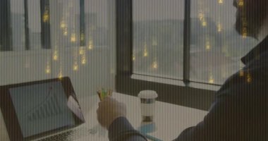 Ofis penceresinin üzerinde para birimi sembolleriyle masasında düşünen bir iş adamı. Finans, ekonomi, küresel, yatırım, strateji, karar