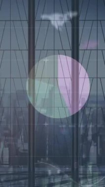 Yürüyen iş adamları üzerinde finansal veri işleme animasyonu. küresel iş, finans ve dijital arayüz kavramı dijital olarak oluşturulmuş video.