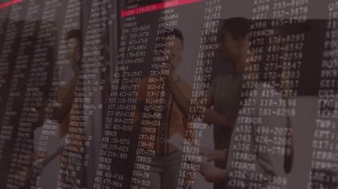 Ofiste işbirliği yapan çeşitli grupları kapsayan veri hatası mesajlarının animasyonu. İşbirliği, takım çalışması, teknoloji, problem çözme, çeşitlilik, yenilik