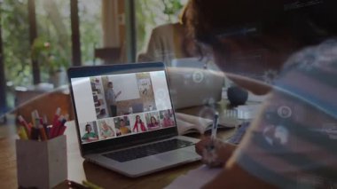 Okulda, öğrenci animasyon dersinde evde dizüstü bilgisayardan notlar alıyordu. Eğitim, e-öğrenim, öğrenim, teknoloji, sanal öğrenme, yaratıcılık