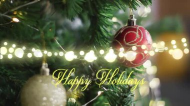 Parlayan ışıkları ve mutlu bayramlar metninin animasyonuyla Noel ağacı. Şenlik, kutlama, dekorasyon, mevsimlik, selamlama, aydınlatma