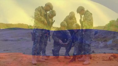 Rus bayrağını taşıyan haritayı inceliyorum. Taktik teçhizat planlama stratejisindeki askerler. Ordu, savunma, operasyon, lojistik, takım çalışması