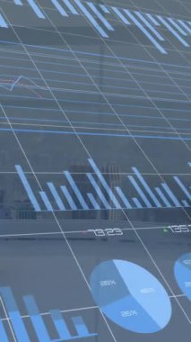 Yürüyen iş adamları üzerinde finansal veri işleme animasyonu. küresel iş, finans ve dijital arayüz kavramı dijital olarak oluşturulmuş video.