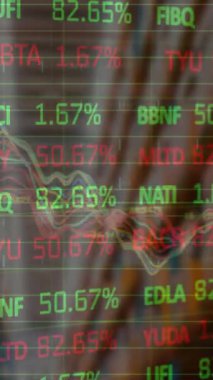 Boş depo üzerinden finansal veri işleme ve borsa animasyonları. küresel sevkiyat, dağıtım ve bağlantılar konsepti dijital olarak oluşturulmuş video.