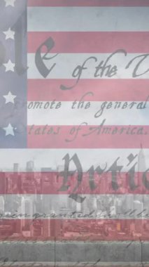Amerikan bayrağının animasyonu ve şehir manzarası üzerine anayasa metni. Amerikan vatanseverliği ve bağımsızlık kavramı dijital olarak üretildi.