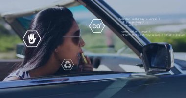 Çevresel verileri ve simgeleri olan üstü açık araba kullanan bir kadın animasyonu örtüyor. Sürdürülebilirlik, çevre dostu, gelecekçi, teknoloji, yenilik, animasyon