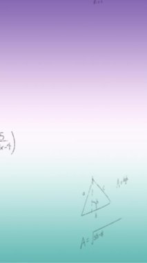 Mavi ile mor arasında el yazısıyla yazılmış matematiksel formüllerin animasyonu. Bilim, matematik ve öğrenme konsepti dijital olarak oluşturulmuş video.