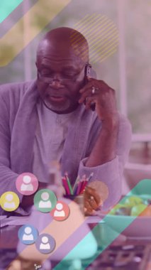 Medya ikonlarının Afro-Amerikan bir adamın akıllı telefondan konuşması üzerine animasyonu. moda ve yaşam tarzı konsepti dijital olarak oluşturulmuş video.