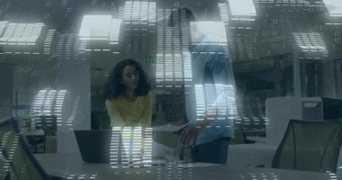 Ofis masasında birlikte çalışan iki kişinin ikili kod animasyonu. Teknoloji, kodlama, takım çalışması, işbirliği, bilgisayar, dijital