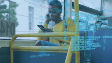 Otobüste akıllı telefon, sarı kazaklı çocuk animasyon verilerini izliyor. Teknoloji, ulaşım, seyahat, bağlantı, eğlence, dijital