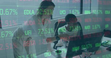 Ofisteki bilgisayarlarda çalışan profesyonelleri kapsayan borsa verilerinin animasyonu. Finans, teknoloji, takım çalışması, yatırım, analiz, dijital