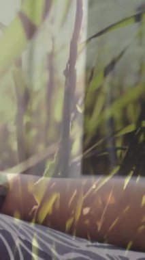 Kafkas kadın üzerinde çimen animasyonu evde yoga ve meditasyon yapıyor. dünya meditasyon günü ve dijital olarak üretilen video konsepti.