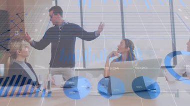 Ofiste, çeşitli takımlar veri tabloları ve animasyonlarla iş toplantılarını tartışıyor. Takım çalışması, işbirliği, strateji, çeşitlilik, beyin fırtınası