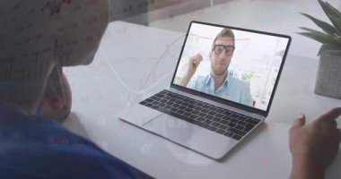 Video görüşmesi, finansal veri animasyonu eşleşen bir laptop kullanan biri. Teknoloji, iş, iletişim, telekomünikasyon, finans, sanal toplantı