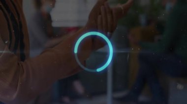 Arka planda oturan insanlar üzerinde dijital arayüz animasyonu ile el gösterimi. Teknoloji, yenilik, dokunmatik ekran, fütüristik, ağ, etkileşimli