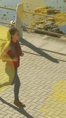 Gezinti güvertesinde yürüyen melez bir kadının üzerindeki sarı lekelerin canlandırması. sağlık ve zindelik kavramı dijital olarak oluşturulmuş video.