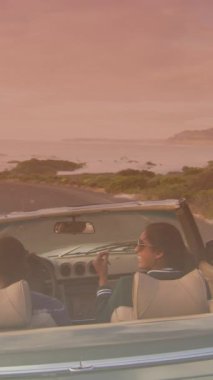 Cabriolet 'te gezen mutlu çift animasyonu. seyahat, tatiller, ilişki ve özgürlük kavramı dijital olarak oluşturulmuş video.