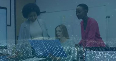 Animasyon ve dijital verilerle işbirliği yapan üç kadın ofis ortamında. Takım çalışması, işbirliği, teknoloji, yaratıcı, işyeri, profesyonel