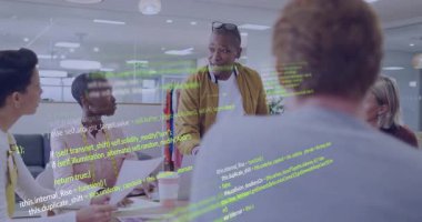 Çeşitli takımlar yeşil kodlama animasyon örtüsüyle ofiste işbirliği yapıyor. İşbirliği, takım çalışması, yenilik, teknoloji, yazılım geliştirme, beyin fırtınası