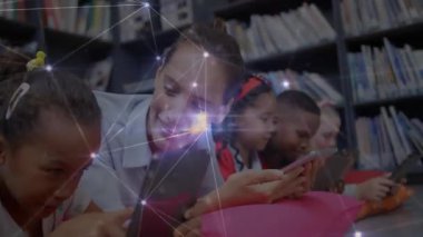 Okulda, çocuklar ve öğretmenler dijital ağ animasyonlu tabletler kullanıyorlar. Eğitim, teknoloji, e-öğrenim, yenilik, sınıf, bağlantı